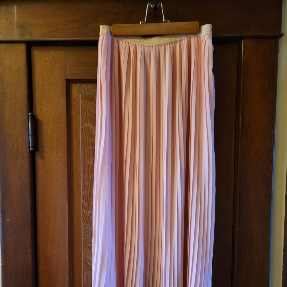 B. Young long pleated skirt